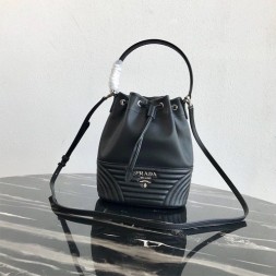 프라다 신상 가죽 버킷백 1BH038 블랙