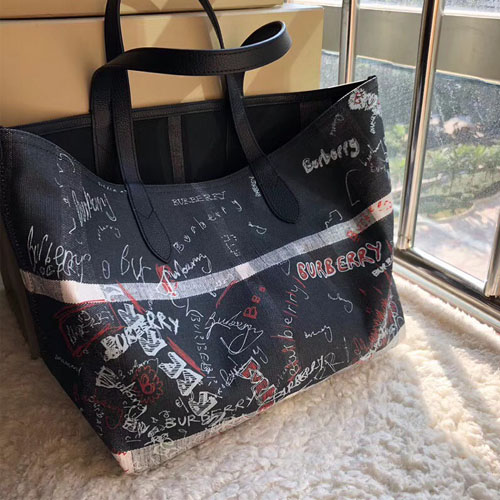 버버리 미디엄 리버시블 두들 토트 40610341 양면용