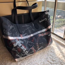 버버리 미디엄 리버시블 두들 토트 40610341 양면용