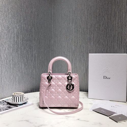 디올 레이디백 미듐 M0535 라이트핑크 은장