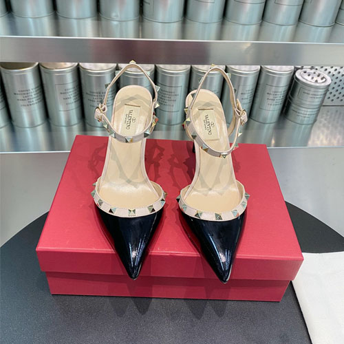 발렌티노 페이턴트 가죽 락스터드 슬링백 펌프스 2S0S98 블랙