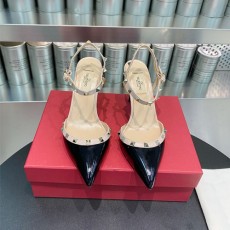 발렌티노 페이턴트 가죽 락스터드 슬링백 펌프스 2S0S98 블랙