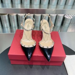 발렌티노 페이턴트 가죽 락스터드 슬링백 펌프스 2S0S98 블랙