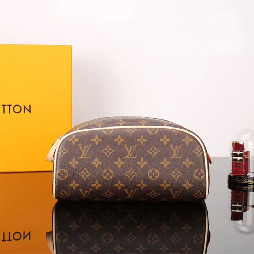 루이비통 킹 사이즈 토일레트 백 M47528