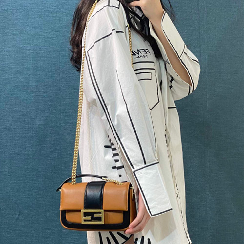 펜디 미니 바게트 체인백 8BS045 브라운