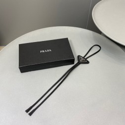 프라다 22SS 브러시드 볼로 타이 2IC027 블랙