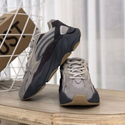 아디다스 남여공용 이지부스트 700 18128-3