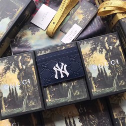 구찌 카드 홀더 뉴욕 양키스 패치가 장식된 슬림 카드 케이스 ‎547793 네이비