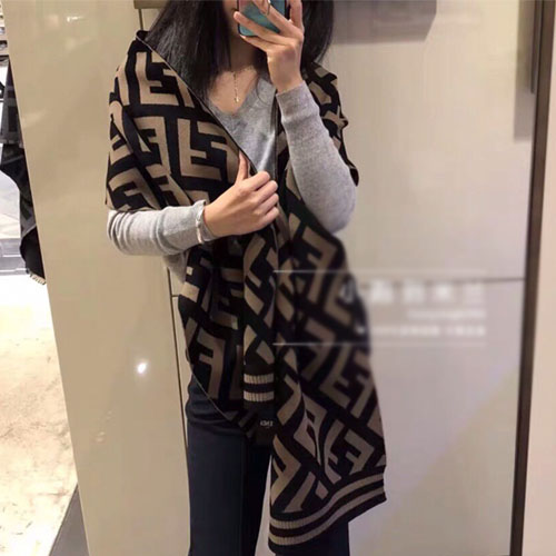 펜디 신상 스카프 FD70203