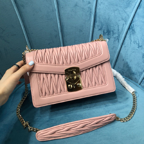 미우미우 마테라세 퀼트 숄더백 5BD083 핑크