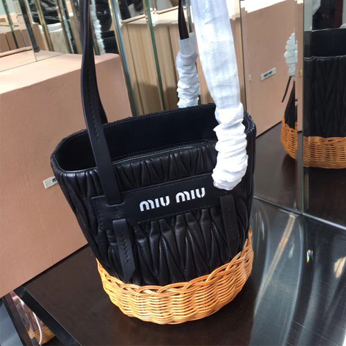 미우미우 나파레더 위커 버킷백 5BE021 블랙