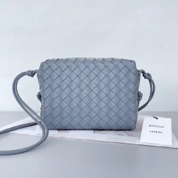 보테가 스몰 루프 카메라 백 V6600-5