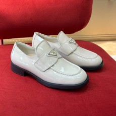 프라다 여성용 로퍼 F0878 화이트 유광