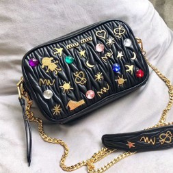 미우미우 마틀라세 신상 크로스백 5BH118 블랙