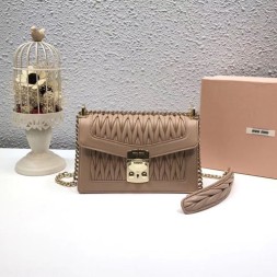 미우미우 마테라세 퀼트 숄더백 5BD083 누드