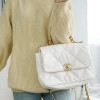  샤넬 CHANEL 19 미듐 플랩 백 AS1161 화이트 금장