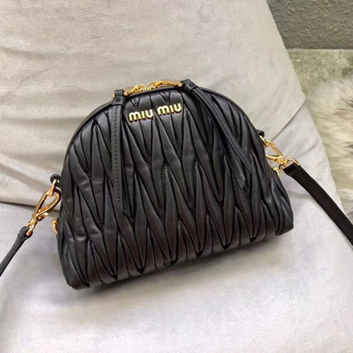 미우미우 마틀라세 스몰 숄더백 5BH092 블랙