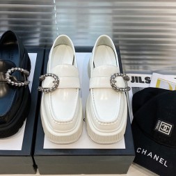 구찌 타이거 헤드 장식의 여성용 로퍼  627289 화이트