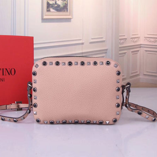 발렌티노 스몰 스탐파 알체 송아지 가죽 락스터드 크로스 바디백 RW2B0809 누드핑크
