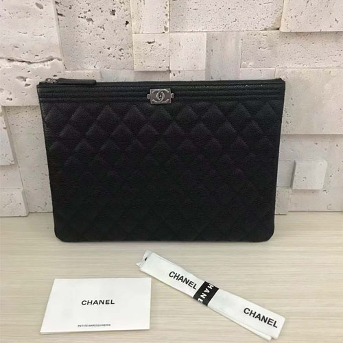 샤넬 신상 라지 보이 클러치백 A45030 캐비어 블랙 은장