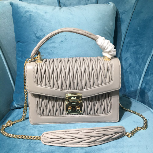 미우미우 마틀라쎄 탑핸들 숄더백 5BA094 그레이