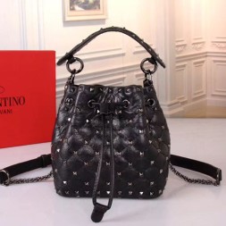 발렌티노 스몰 락스터드 스파이크 버킷 백 PW0B0B59 블랙 메탈