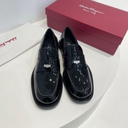 페레가모 여성 로퍼 F38130 블랙