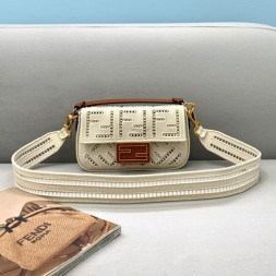 펜디 자수 캔버스 스몰 바게트백 8BR601 아이보리