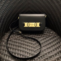 프라다 로고 메탈 버클 플랩백 1BD244 블랙