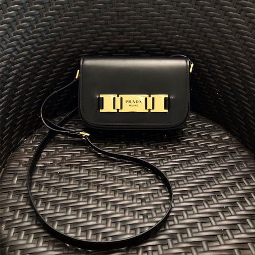 프라다 로고 메탈 버클 플랩백 1BD244 블랙