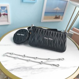 미우미우 샤인 마테라쎄 숄더백 5BH190 블랙