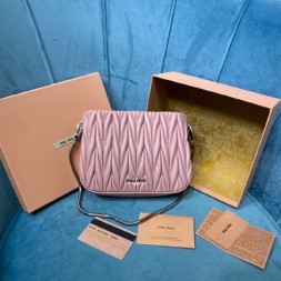 미우미우 새씨 마틀라쎄 숄더백 5BA020 핑크