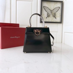 페레가모  켈리백 미듐 21E888 블랙