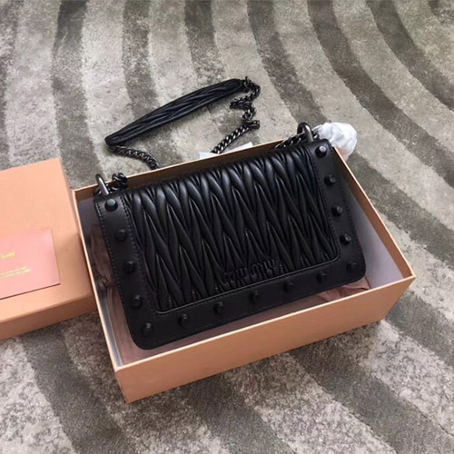 미우미우 마테라쎄 체인 숄더백 5BD086 블랙