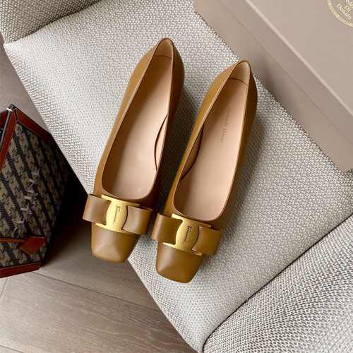 페레가모 신상 로퍼 F38097 가죽 카멜