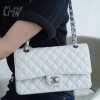  샤넬 점보백 미듐 A1112 캐비어 화이트 은장