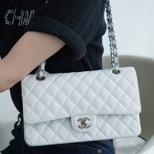  샤넬 점보백 미듐 A1112 캐비어 화이트 은장