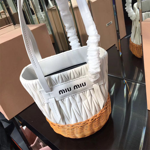 미우미우 나파레더 위커 버킷백 5BE021 화이트