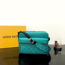 루이비통 아웃도어 메신저 M30241