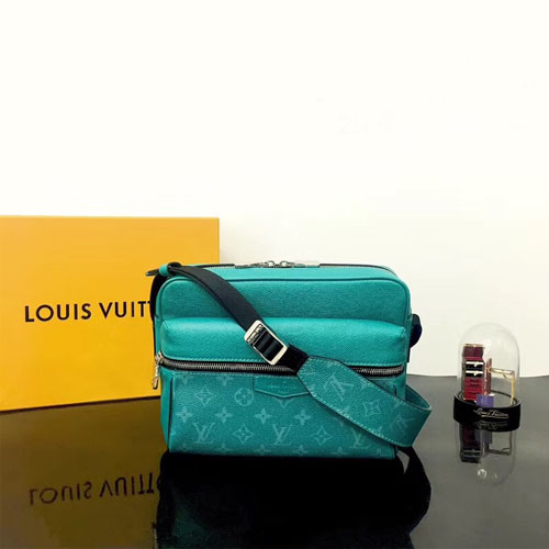 루이비통 아웃도어 메신저 M30241