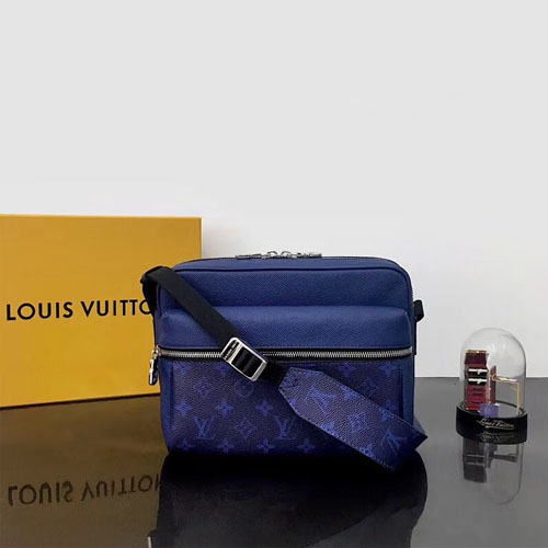 루이비통 아웃도어 메신저 M30242