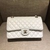 샤넬 클래식 점보백 A1112 미듐 캐비어 화이트