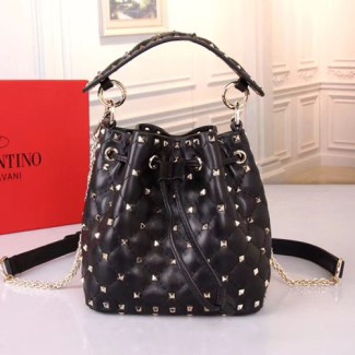 발렌티노 스몰 락스터드 스파이크 버킷 백 PW0B0B59 블랙 금장
