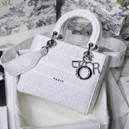 디올 LADY D-LITE 자수 까나쥬 미디엄 백 M0565 화이트