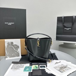 생로랑 유광 가죽 소재의 LE 37 스몰백 7490362