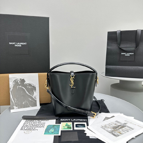 생로랑 유광 가죽 소재의 LE 37 스몰백 7490362