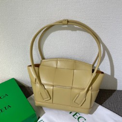 보테가 프렌치 카프 아르코 33 백 575943 베이지