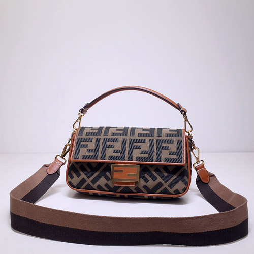 펜디 미듐 패브릭 바게트백 8BR600 브라운